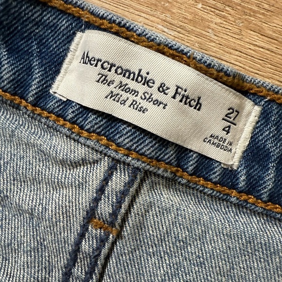 Abercrombie & Fitch High Rise Mom Short destroyed vintage medium wash Size 4 27 - Picture 6 of 7